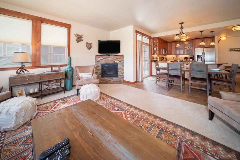 TV and multimedia, Kitchen or kitchenette, Living room, Dining area, fireplace, furniture