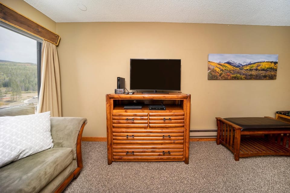 TV and multimedia, Living room, Seating area, Mountain view, furniture