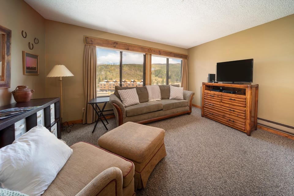 TV and multimedia, View (from property/room), Living room, Mountain view, fireplace, furniture