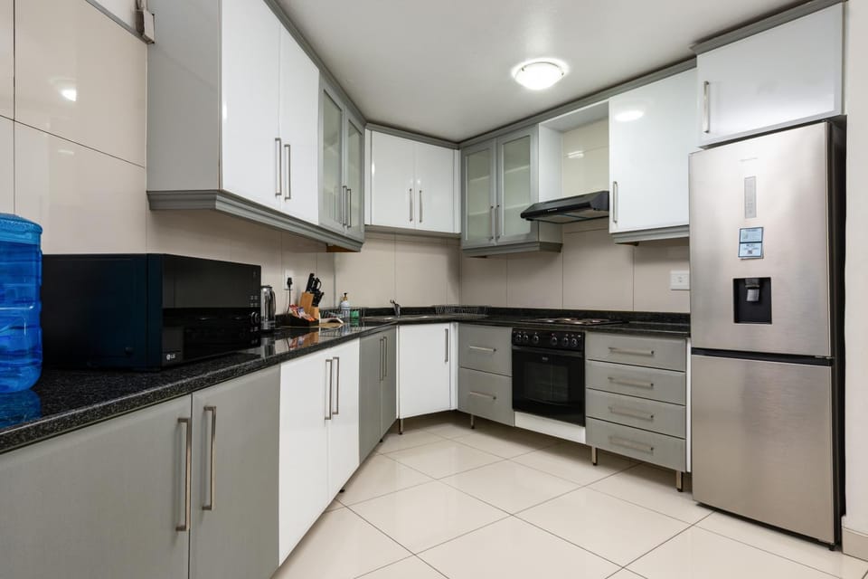 Kitchen or kitchenette, microwave, oven, stove