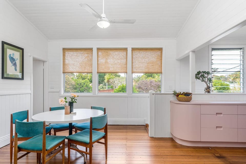 Dining area, fireplace