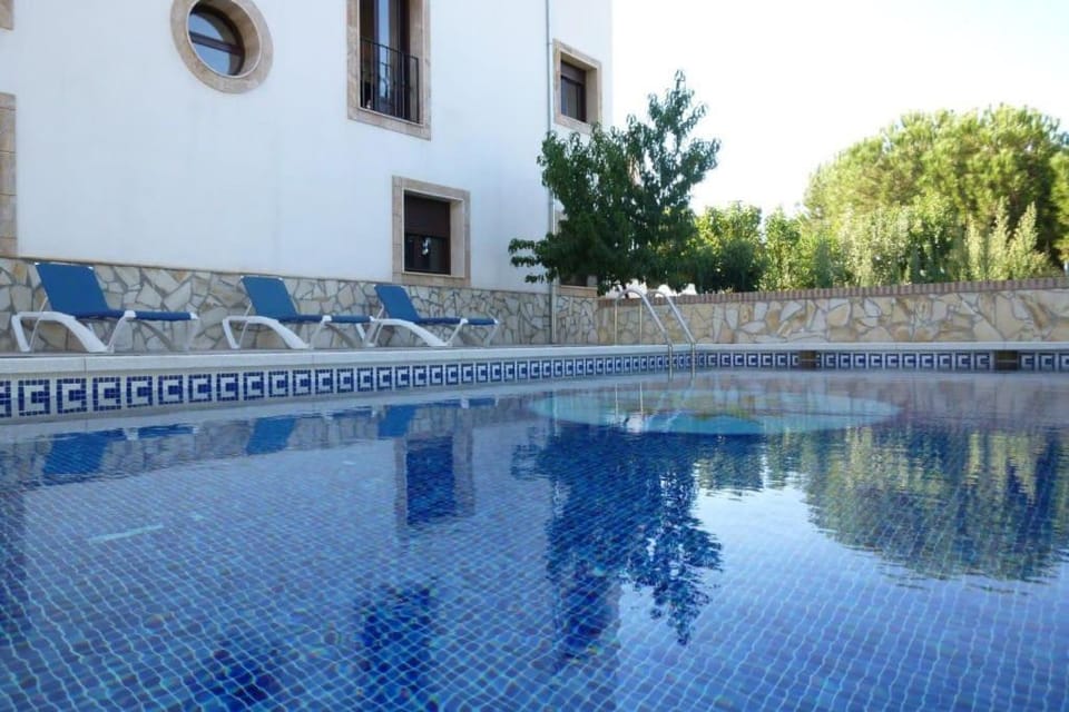 Swimming pool, sunbed