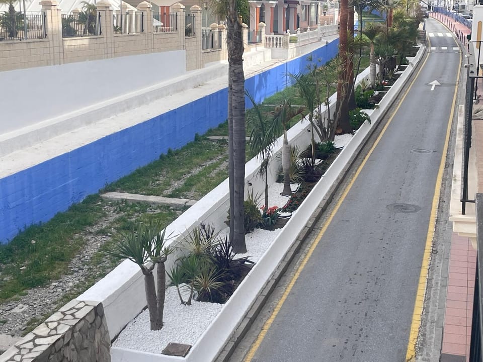 Sea view, Street view