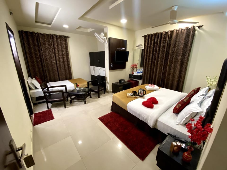Communal lounge/ TV room, Bed, TV and multimedia, Living room, Photo of the whole room, Seating area, Evening entertainment, Bedroom, fireplace, hair dresser, room service, towels, wardrobe, air conditioner