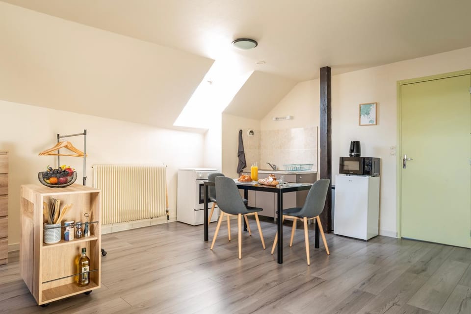 Kitchen or kitchenette, Dining area