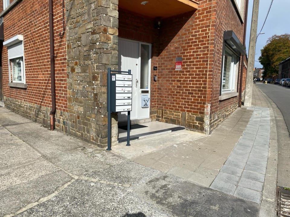 Property building, Neighbourhood, Location