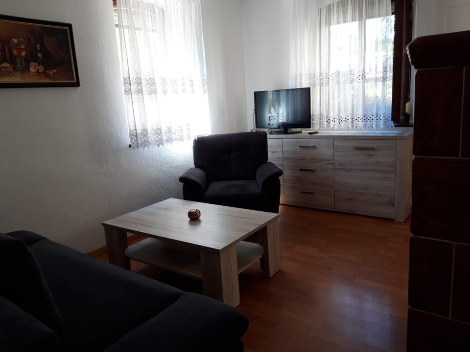 TV and multimedia, Living room, Seating area, pet friendly