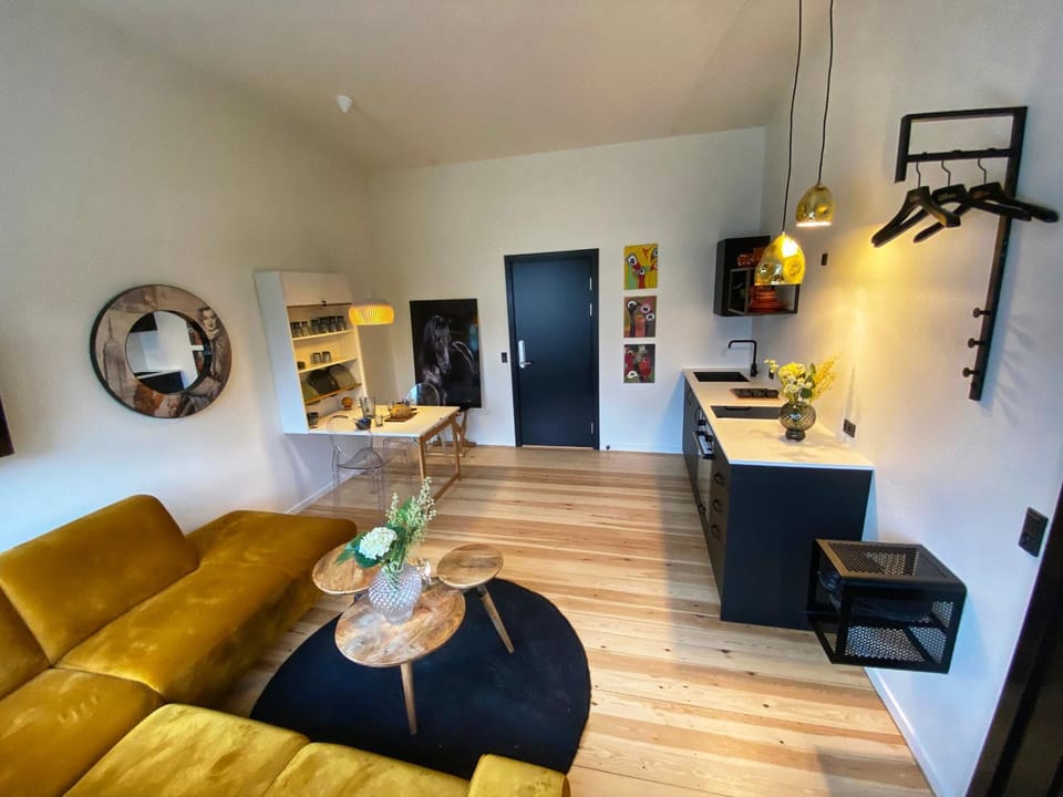 TV and multimedia, Kitchen or kitchenette, Living room, Seating area