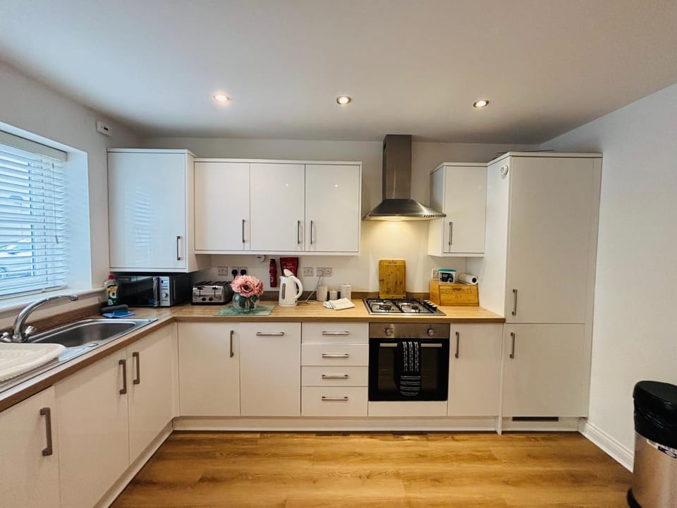 Penuel 3-bedroom Retreat with workspace in Central Sutton-in-Ashfield House in England