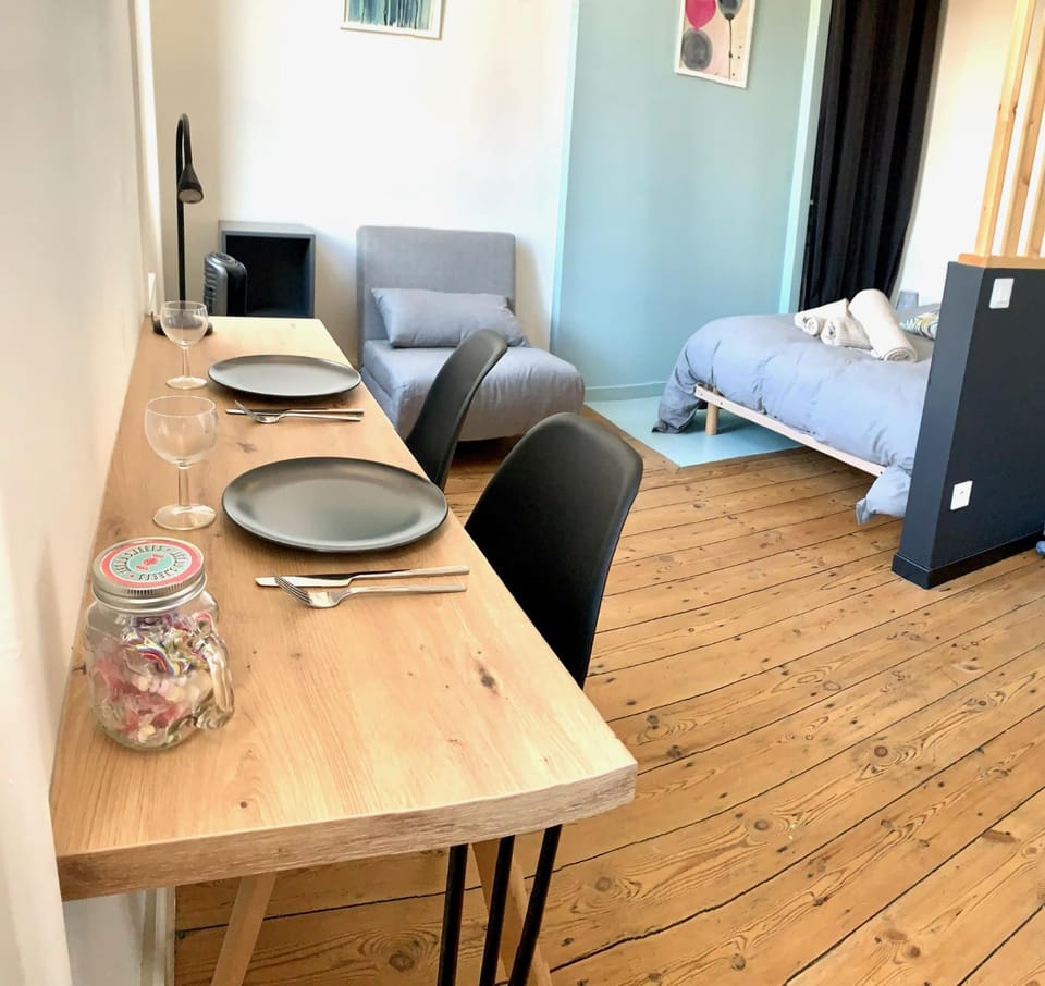 Bed, Living room, Seating area, Dining area