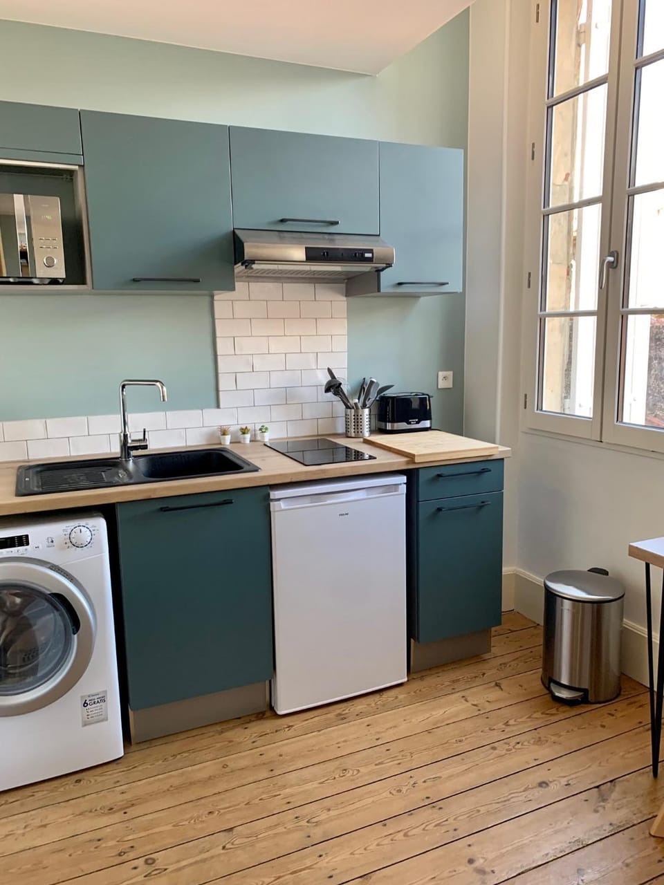 Kitchen or kitchenette, toaster, washing machine