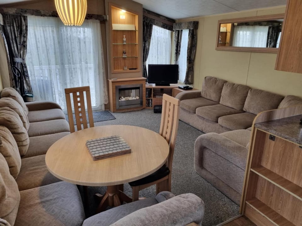 8 BERTH DELUXE CARAVAN ML88 GOLDEN PALM CHAPEL ST LEONARDs Campground/ 
RV Resort in Chapel Saint Leonards