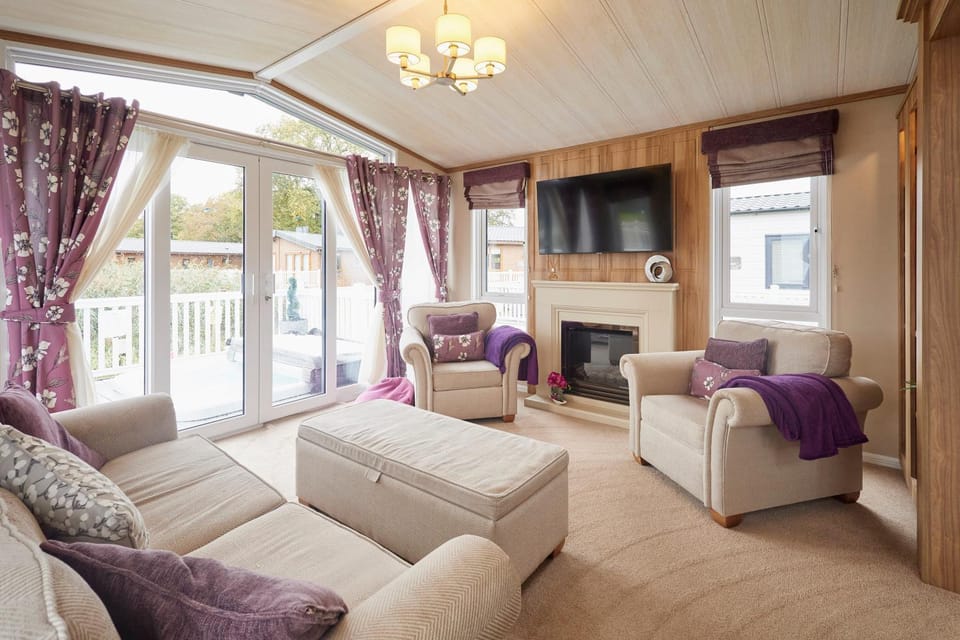 Swan Lake Lodge with Hot Tub Chalet in England