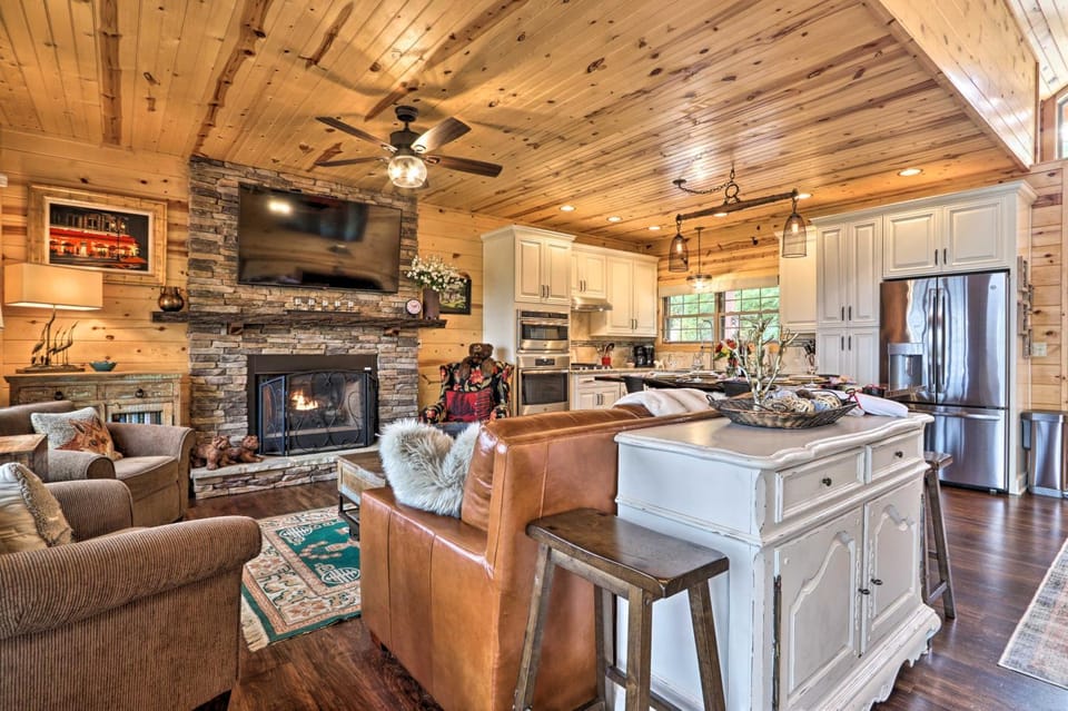 Woodsy Retreat w/ Fire Pit & Resort Amenities House in Gatlinburg