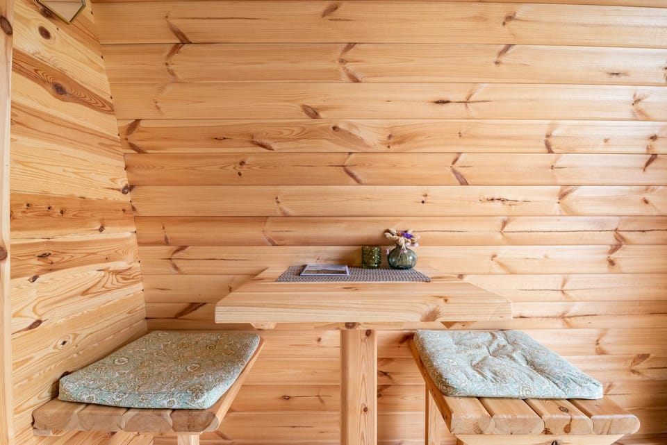 Seating area, Dining area