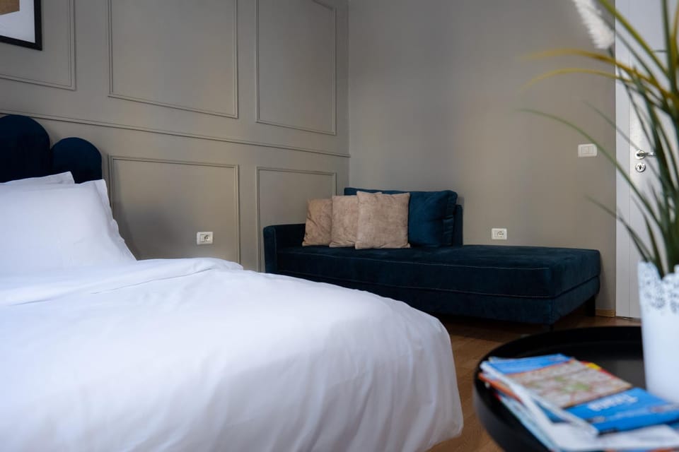 Bed, Living room, Seating area, Bedroom