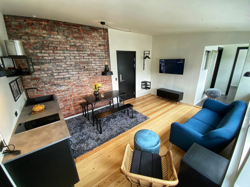 TV and multimedia, Kitchen or kitchenette, Living room, Photo of the whole room, Seating area, Dining area, Bedroom, pet friendly, stove