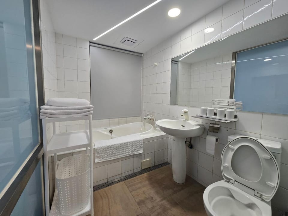 Shower, Toilet, Bathroom, Bath, towels