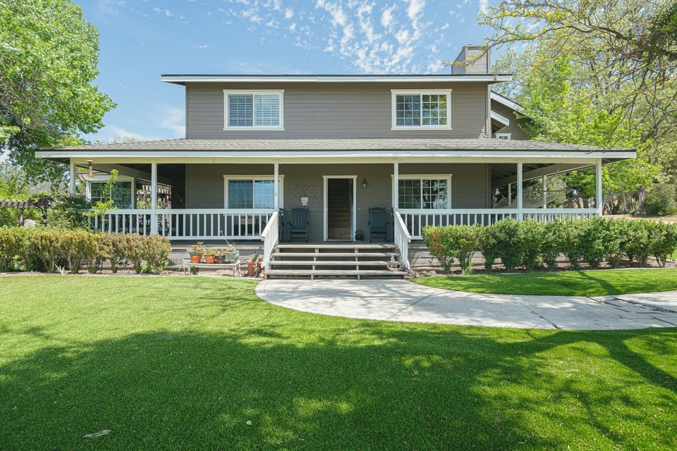 Property building, Day, Garden, Garden view