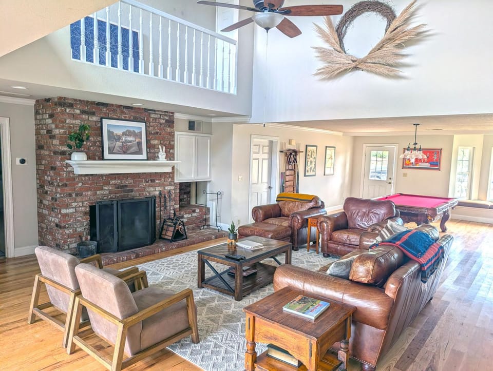 Communal lounge/ TV room, TV and multimedia, Living room, Seating area, Evening entertainment, fireplace