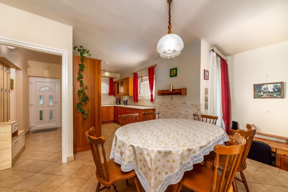 Dining area, kitchen