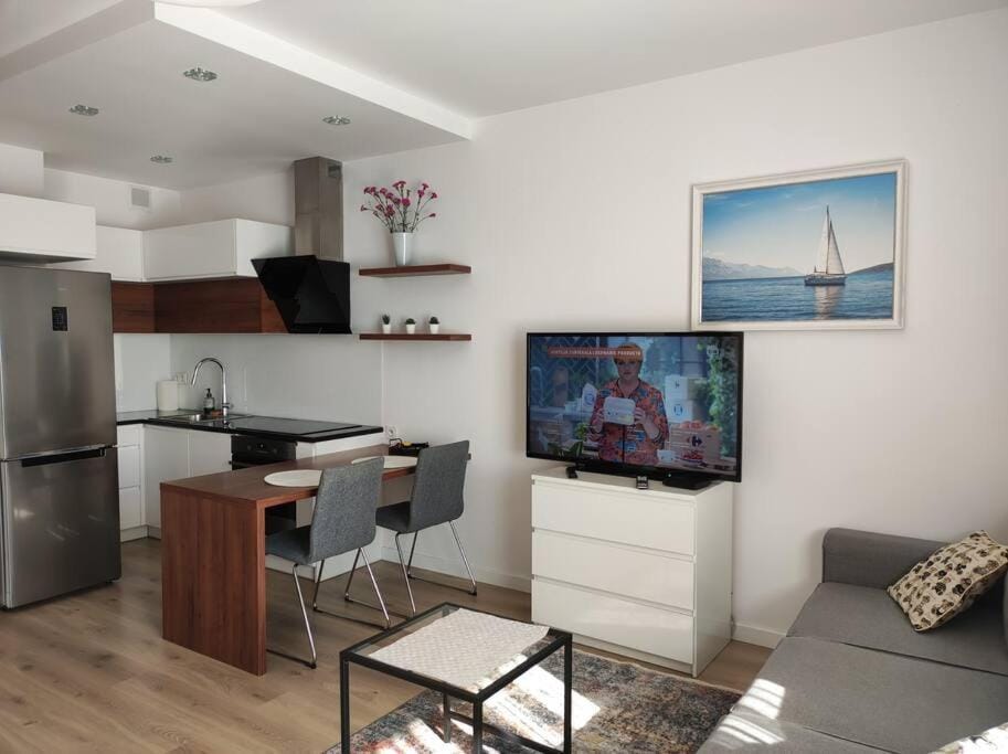 TV and multimedia, Kitchen or kitchenette, Living room, Seating area, Dining area