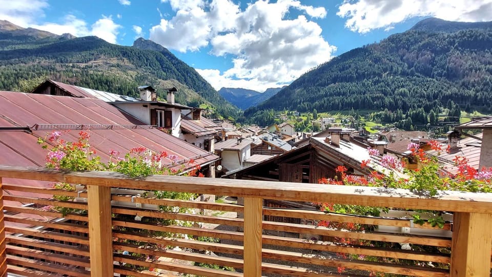 Balcony/Terrace, City view, Mountain view