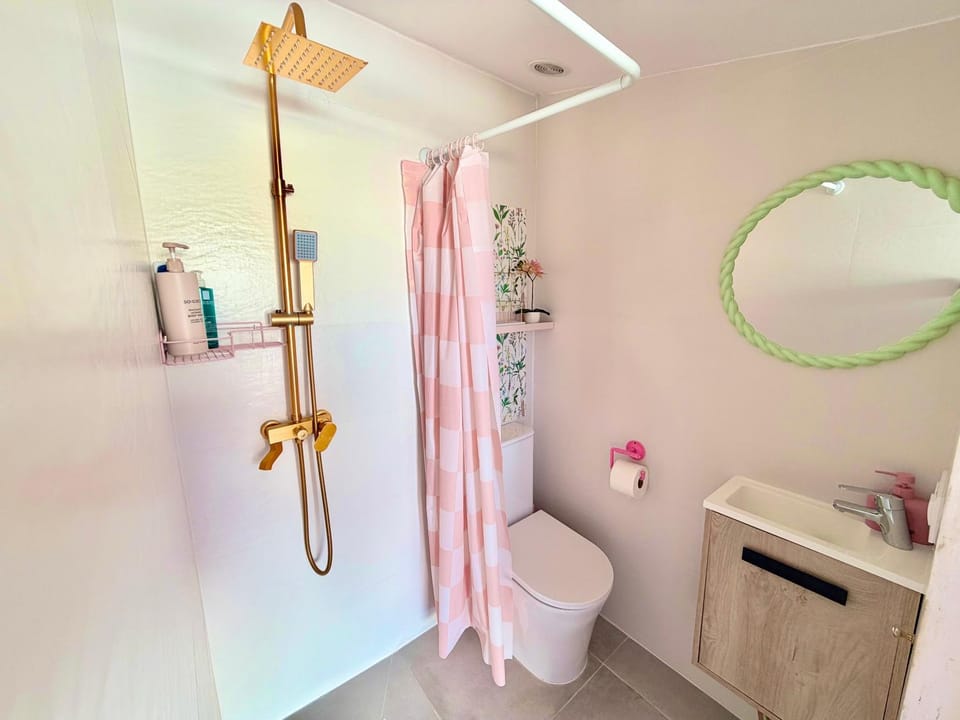 Habitación con baño y cocina House in Valencian Community