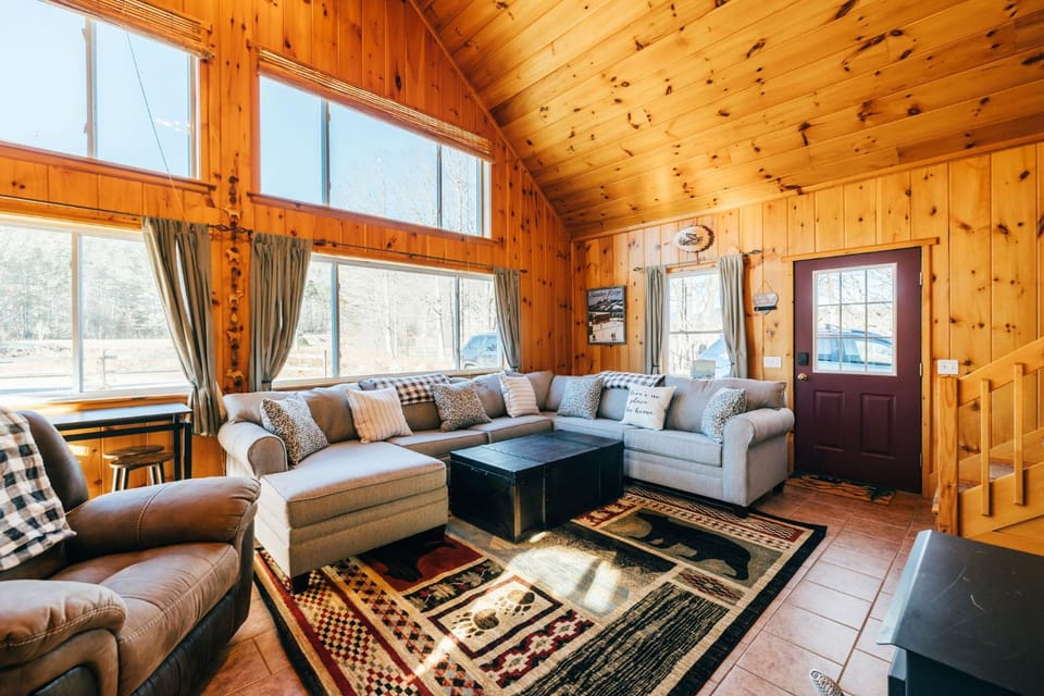 Ski Chalet w-Hot Tub, Only 3 min to Sunday River ski lifts! House in Newry