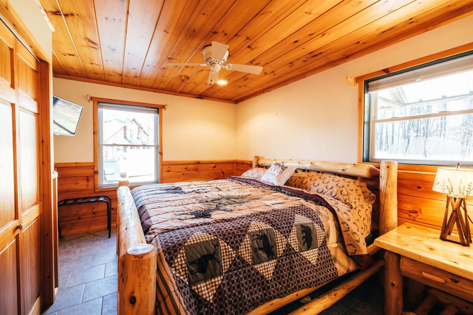Ski Chalet w-Hot Tub, Only 3 min to Sunday River ski lifts! House in Newry