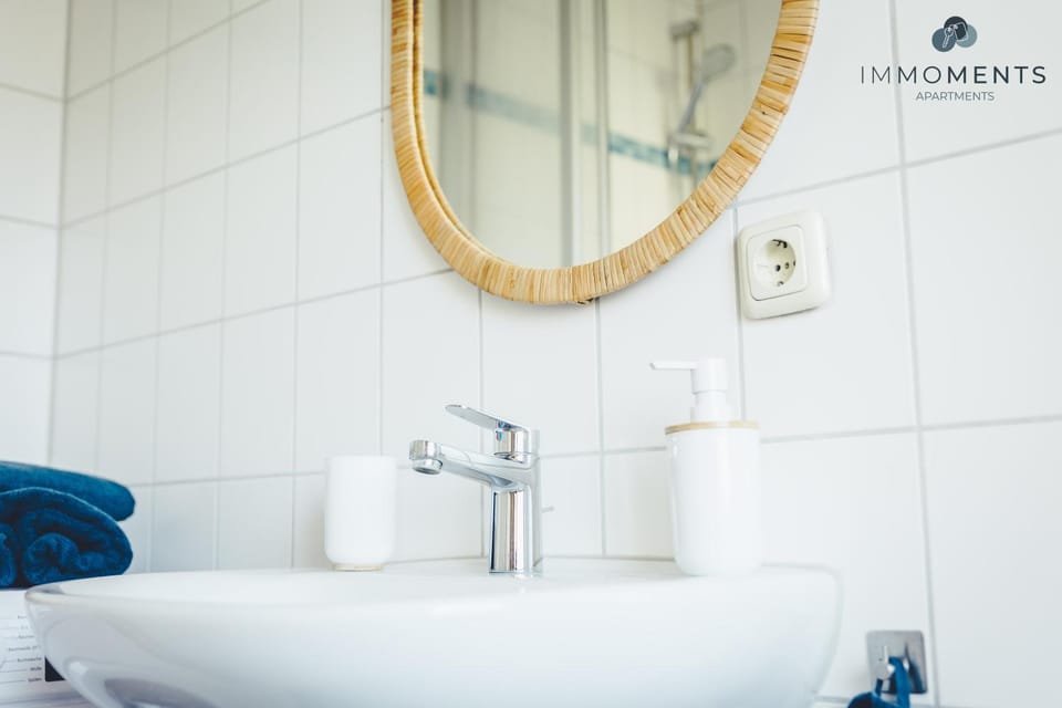 Shower, Toilet, Bathroom, towels, washing machine