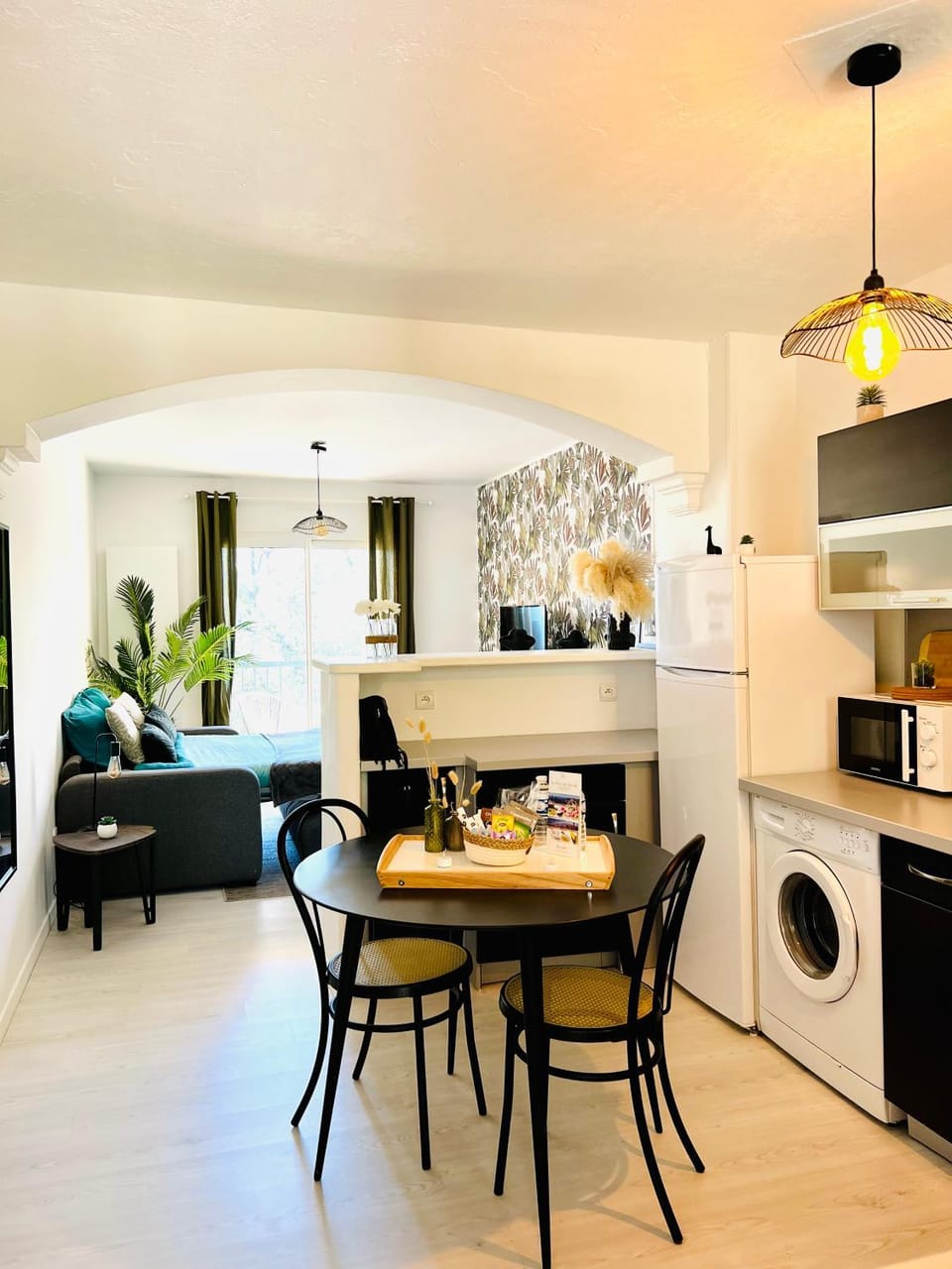 Kitchen or kitchenette, Dining area, minibar, pet friendly, washing machine