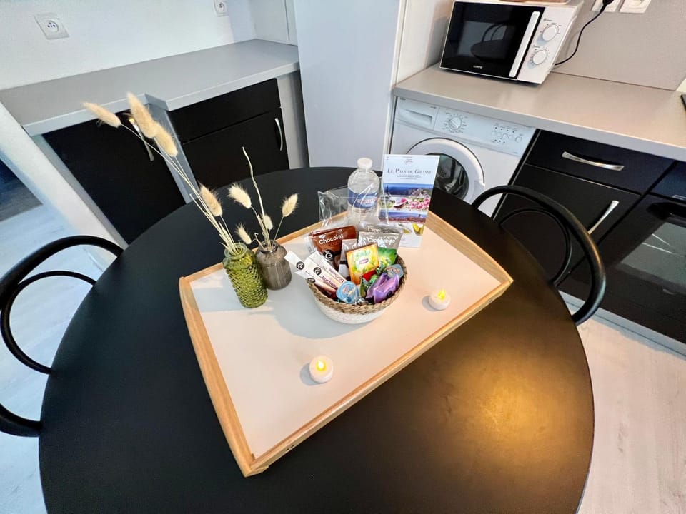 Kitchen or kitchenette, Food and drinks, Dining area, Food, minibar