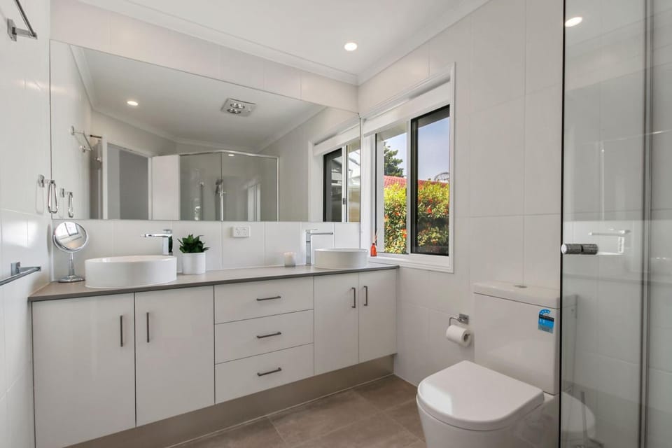 Lake House On Magellan 58 Ramsay Crescent House in Golden Beach