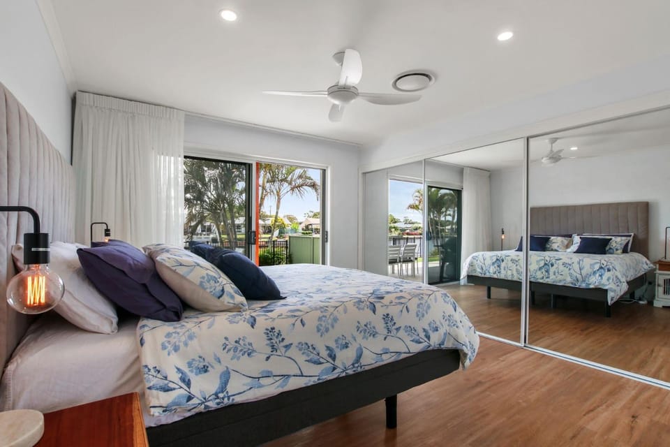 Lake House On Magellan 58 Ramsay Crescent House in Golden Beach