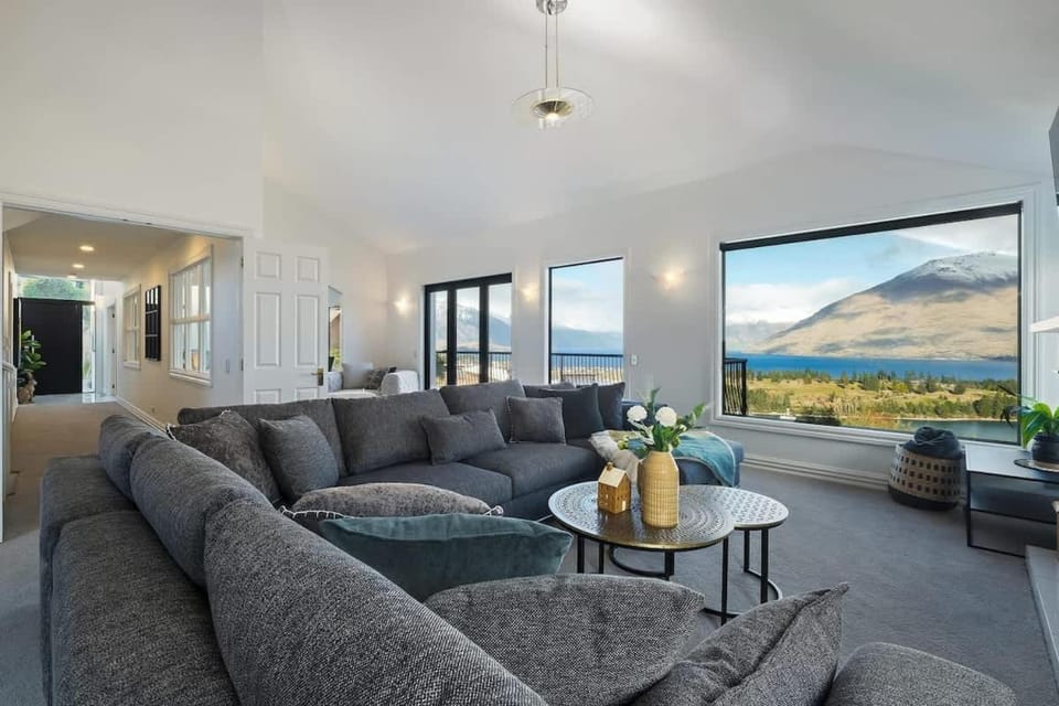 Million Dollar Views - Central Luxury + Hot tub* House in Queenstown