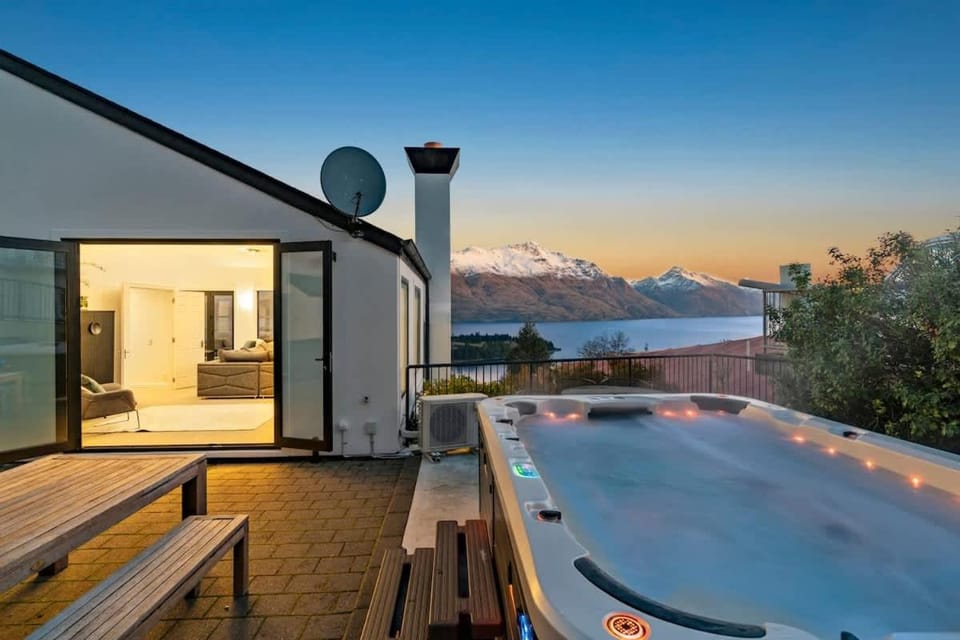 Million Dollar Views - Central Luxury + Hot tub* House in Queenstown