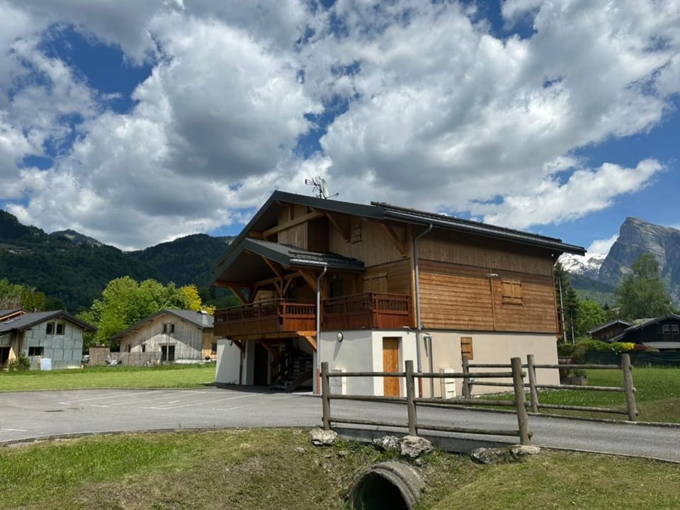 Charmant T3 avec terrasse et vue montagnes, 2 chambres à Morillon Apartment in Morillon