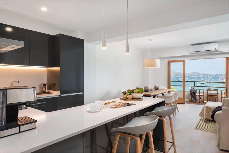 Kitchen or kitchenette, Sea view