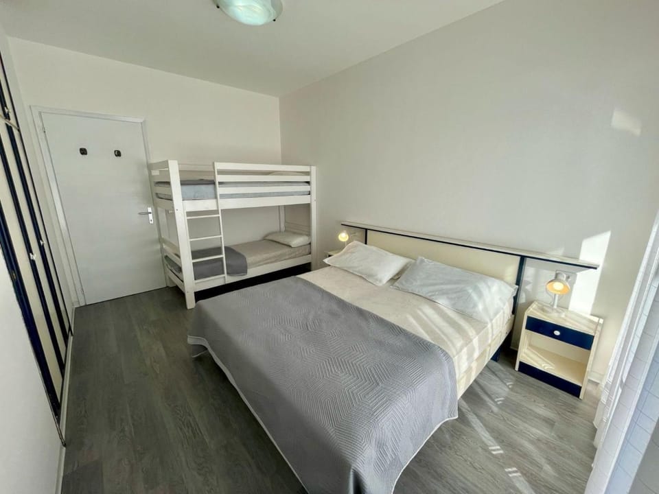 Bedroom, bunk bed