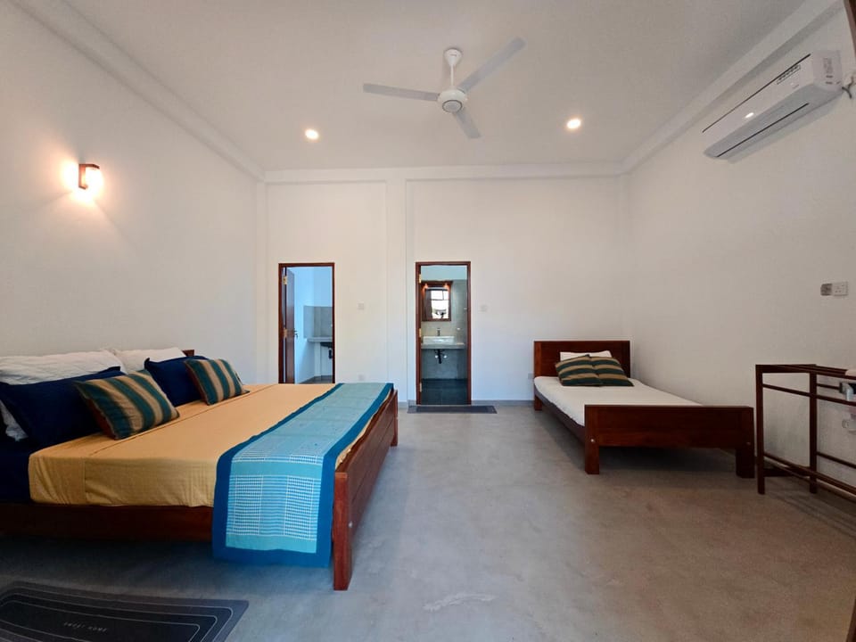 Bed, Photo of the whole room, Bedroom, air conditioner