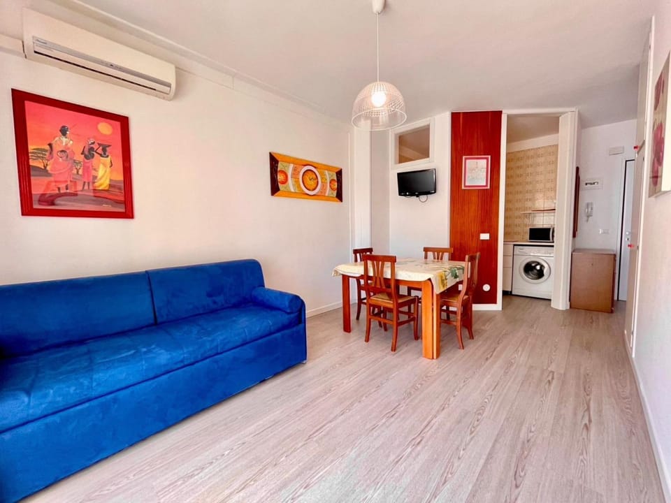 Living room, washing machine