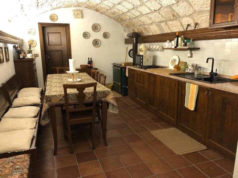 Kitchen or kitchenette, Dining area
