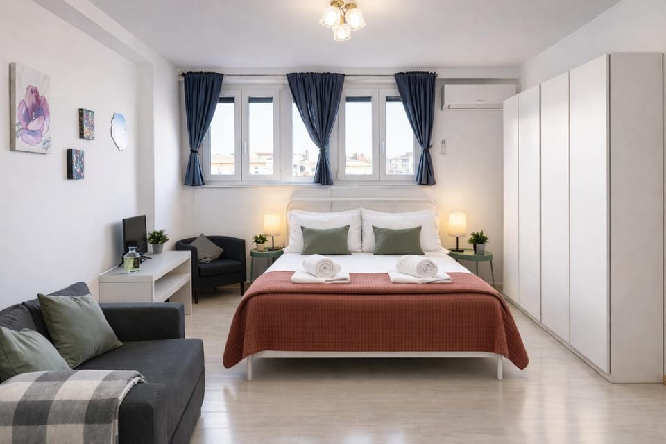Bed, TV and multimedia, Photo of the whole room, towels