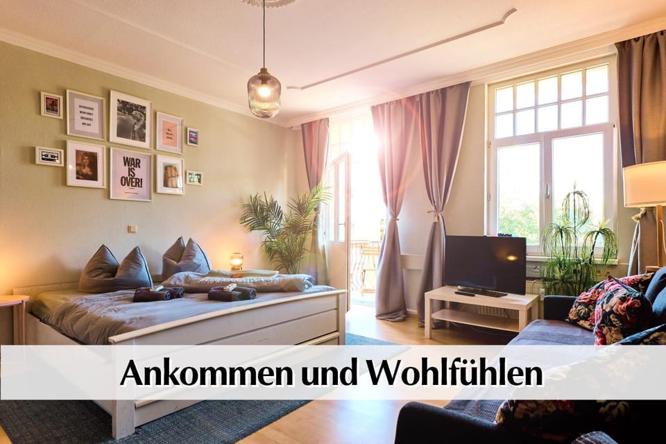 Communal lounge/ TV room, Bed, TV and multimedia, Living room, Photo of the whole room, Seating area, Evening entertainment, Bedroom, Text overlay