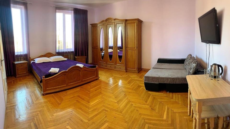 Bed, TV and multimedia, Living room, Photo of the whole room, Bedroom, internet, towels, wardrobe