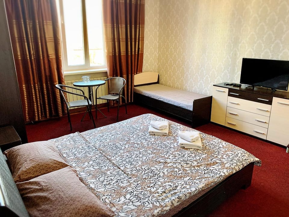 Bed, TV and multimedia, Living room, Photo of the whole room, Bedroom, internet, towels, wardrobe