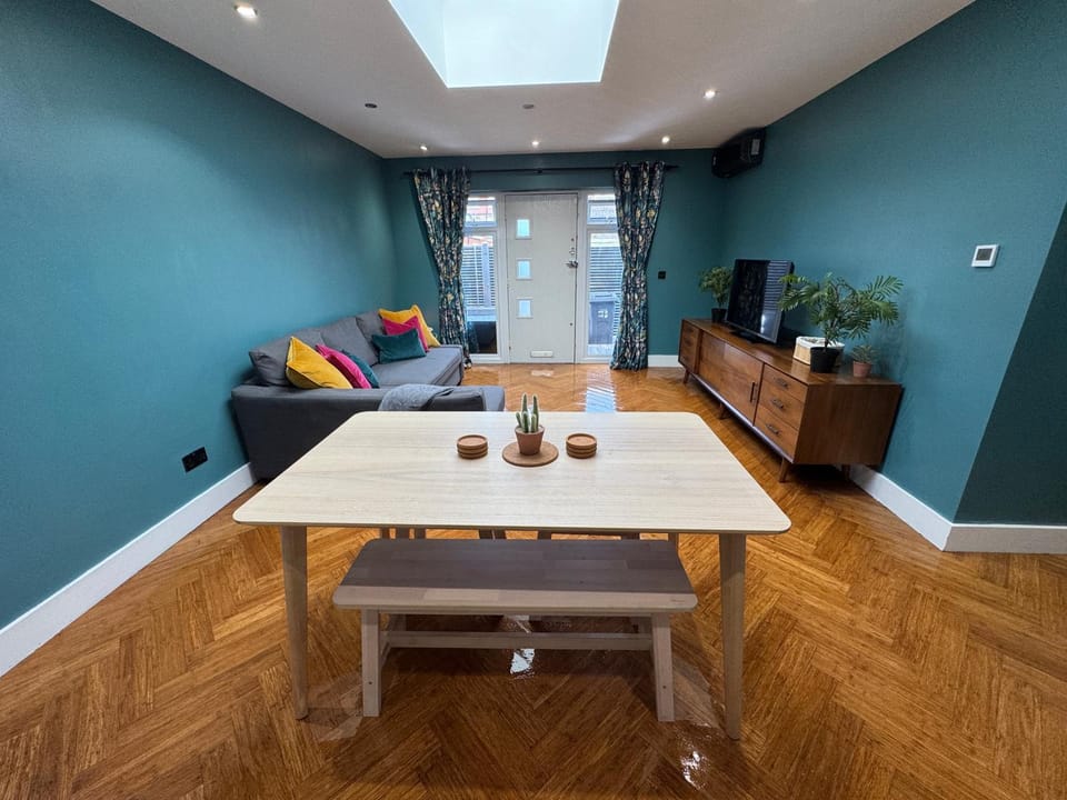 Streatham House - 2 Bedroom - Sleeps 6 - Free WiFi House in London Borough of Croydon