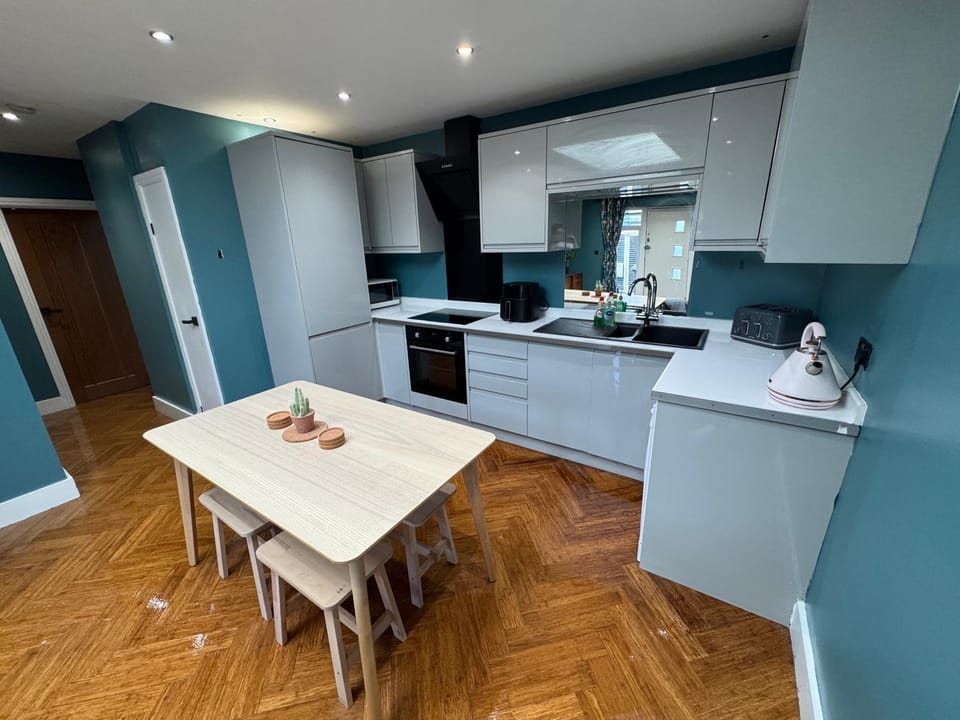 Streatham House - 2 Bedroom - Sleeps 6 - Free WiFi House in London Borough of Croydon