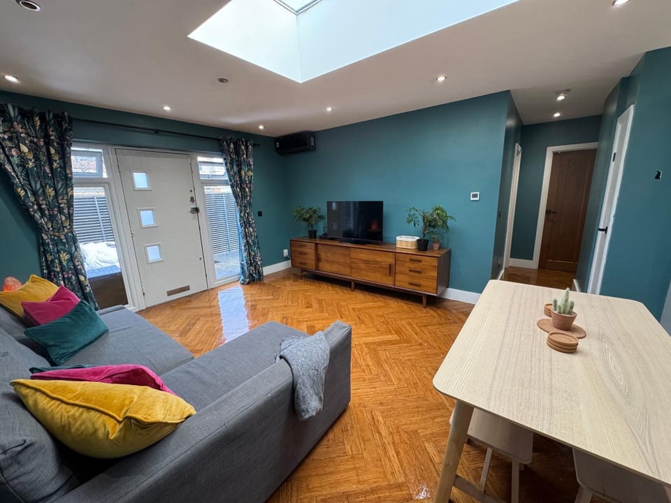Streatham House - 2 Bedroom - Sleeps 6 - Free WiFi House in London Borough of Croydon